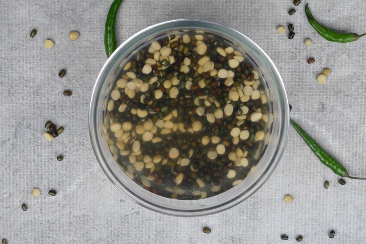 Soaked whole urad and chana dal.