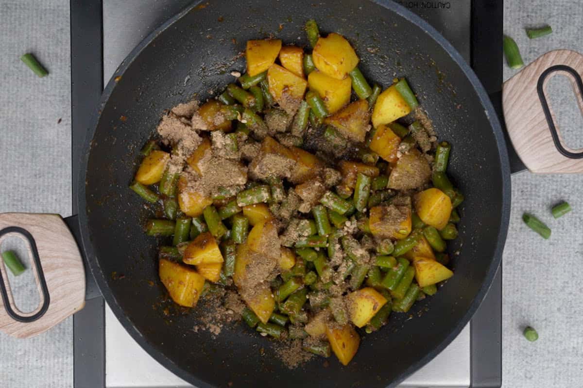 Amchoor and garam masala added to the pan.