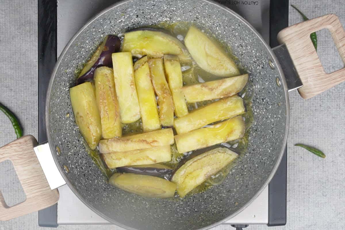 Fried baingan in the pan.