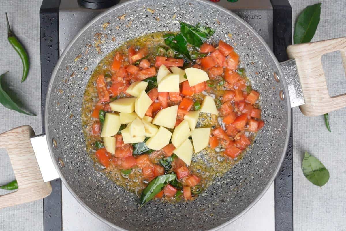 Tomatoes and potatoes in the pan.